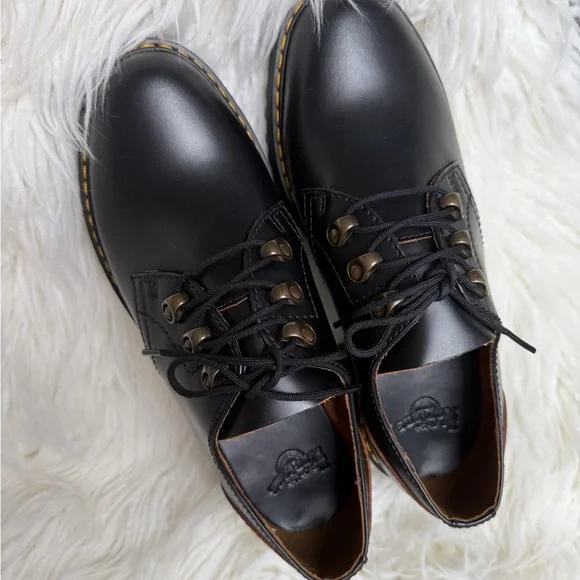 Dr. Martens Leona Low Vintage Smooth Platform Derby